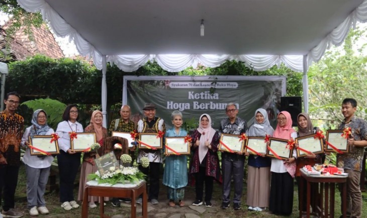 Asisten I Sekda Sleman  Suparmono menyerahkan sertifikat Hoya kepada masyarakat. (Foto : ANTARA/HO-Dokumen istimewa)