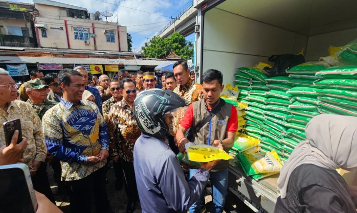 Mentan Amran saat meninjau Gerakan Pangan Murah (GPM) di Pasar Palembang Jaya Km 5, Sumatera Selatan, pada Jumat (5/9/2025). (Foto: dok. Kementan)