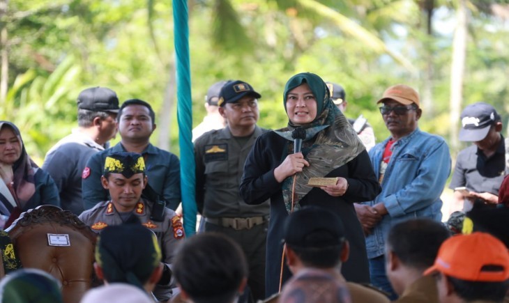 Foto : Bupati Pandeglang, Irna Narulita menggelar panen raya di Desa Margagiri, Kabupaten Pandeglang, Selasa, 10 Januari 2023.