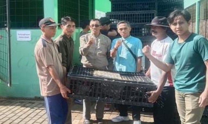 Penyaluran bantuan berupa ayam dan ikan lele secara simbolis dari Diskanak kepada masyarakat kurang mampu (Diskominfo Sumedang)