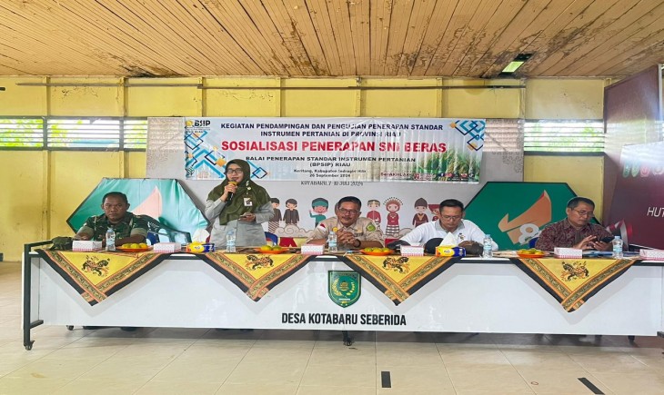 Kegiatan pendampingan ini diawali dengan kegiatan sosialiasasi penerapan SNI 6128 : 2020 tentang Beras di Desa Kota Baru Seberida, Kecamatan Keritang pada hari Kamis (26/9/2024). (Foto: Dok. BSIP Riau)