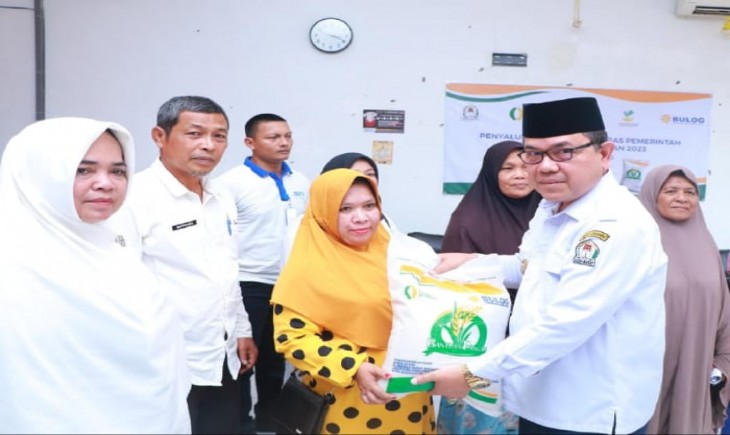 Penjabat (Pj) Bupati Aceh Barat, Mahdi Efendi, memberikan secara simbolis  bantuan pangan Cadangan Beras Pemerintah (CBP) 2023. (acehbaratkab.go.id)