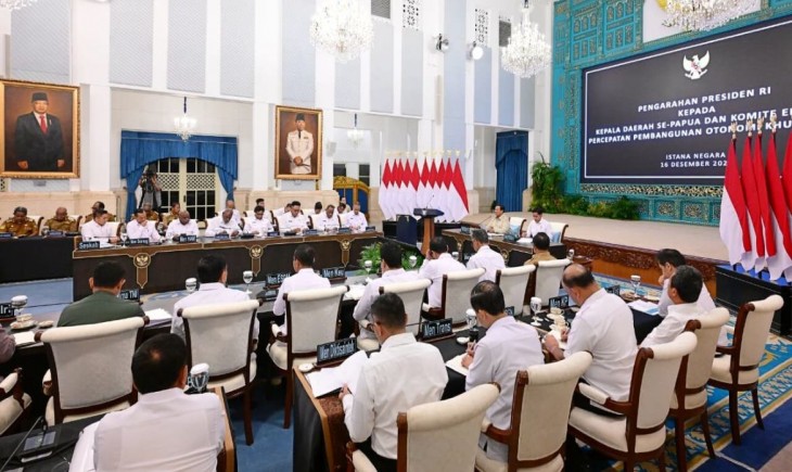 Presiden Prabowo Subianto memberikan pengarahan kepada Kepala Daerah se-Papua serta Komite Eksekutif Percepatan Pembangunan Otonomi Khusus Papua di Istana Negara, Jakarta, pada Selasa (16/12/2025). (Foto: BPMI Setpres)