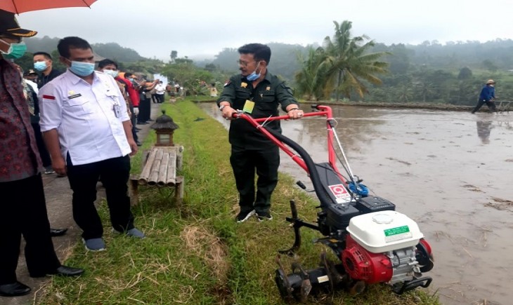 Foto :  Mentan SYL Saat Melukan Kunjungan Kerja di Persawahan Agrowisata Terasiring Jatiluwih yang berada di Kabupaten Tabanan, Bali.