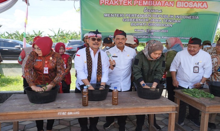 Foto : Mentan SYL bersama jajaran Pemprov Jawa Tengah menggelar panen raya padi di Desa Werdoyo, Kecamatan Godong, Kabupaten Grobogan, Jawa Tengah.