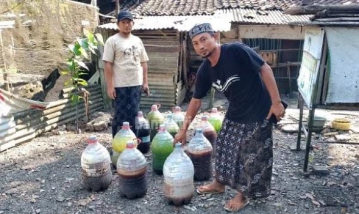 Rohim (kanan) dan Sholikin (kiri) menunjukkan obat daun bahan organik buatan sendiri. (suarabanyuurip.com)