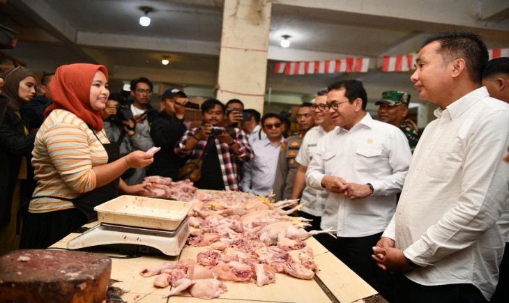 Pj Gubernur Jabar Bey Machmudin mendampingi Menteri Perdagangan RI Budi Santoso memantau harga dan pasokan bahan pokok menjelang Nataru di Pasar Tagog, Padalarang, Kab. Bandung Barat, Senin (23/12/2024).(Foto: Rizal Fs/Biro Adpim Jabar)
