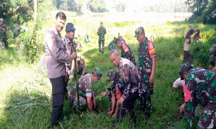 Koramil 0621-13/Ciomas bersama Anggota Polsek Dramaga, Pemerintah Desa dan Kecamatan Dramaga gelar aksi tanam pohon. (egi/PanganNews.id)