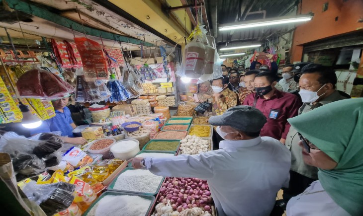 Foto : Jajaran Komisi IV DPR RI melakukan inspeksi mendadak ke pasar Wonokromo dan pasar Pucang Anom Kota Surabaya Jawa Timur.