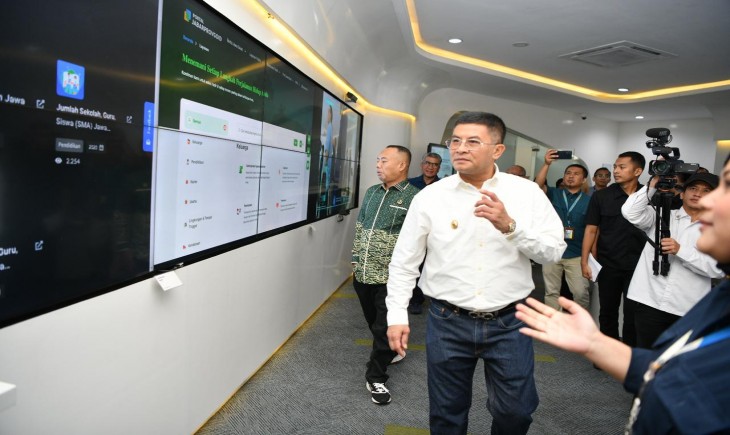 Wakil Gubernur Jabar Erwan Setiawan saat membuka Forum Perangkat Daerah Sekretariat Daerah Provinsi Jawa Barat Tahun 2025 di Jabar Command Center, Kota Bandung, Selasa (25/2/2025). (RizalFs/Dokpim Jabar)