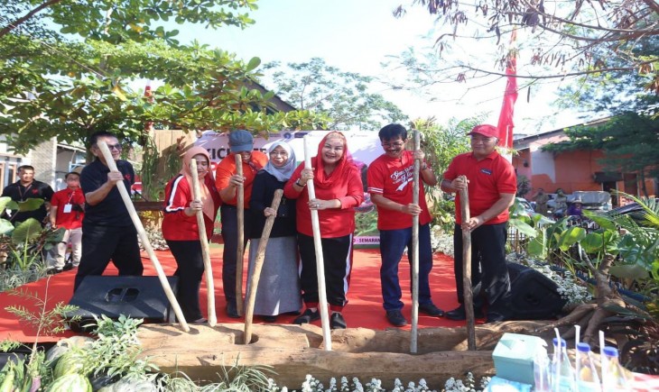LAUNCHING : Pemerintah Kota (Pemkot) Semarang, Jawa Tengah, resmi meluncurkan program Perkampungan Pertanian Terpadu Semarang Seribu Polybag, Ayam dan Kelinci (Perdu Semerbak). (SemarangKota)