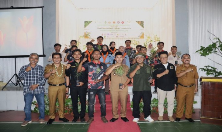 Wakil Bupati Ciamis H. Yana D. Putra foto bersama dengan Komunitas Peduli Sungai (Pemkab Ciamis)