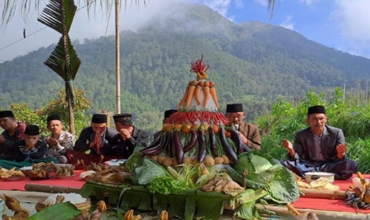 Warga Dusun Mantran Wetan, Desa Girirejo, Kecamatan Ngablak Magelang sedang melakukan tradisi Tumpeng Jangka (Antara)