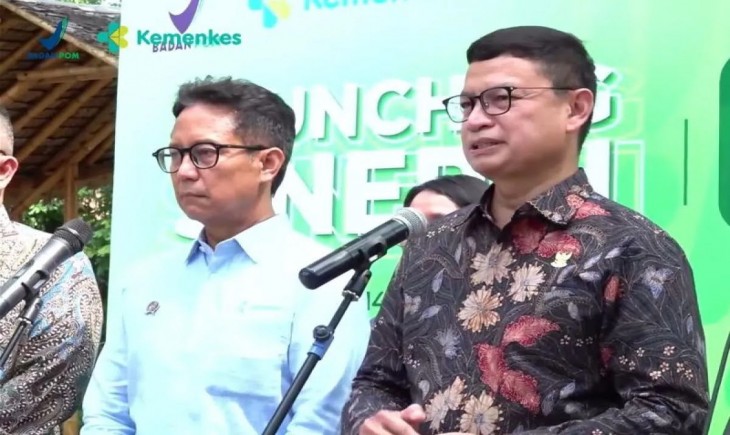 Menteri Kesehatan Budi Gunadi Sadikin (kiri) dan Kepala Badan Pengawas Obat dan Makanan (BPOM) Taruna Ikrar (kanan) dalam acara peluncuran Sinergi Program Desa Pangan Aman dan PMT Berbahan Pangan Lokal, (Foto: Tangkapan layar Youtube BPOM).
