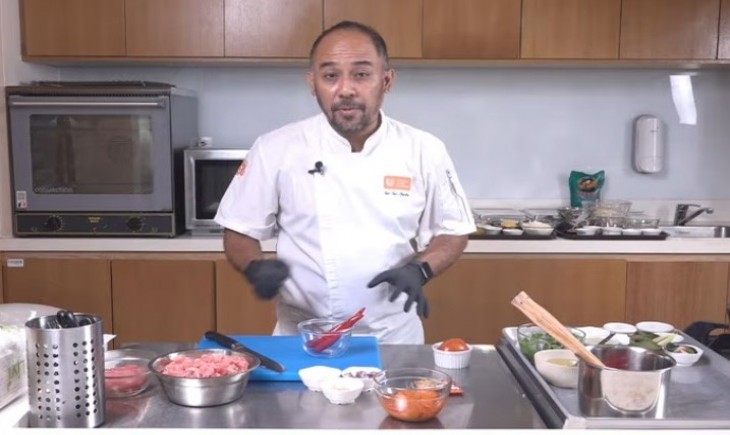 Sesi demo cooking bersama Chef Gun Gun yang menampilkan berbagai kreasi menu sehat berbasis ikan patin, kembung dan udang. (Foto : dok. KKP)
