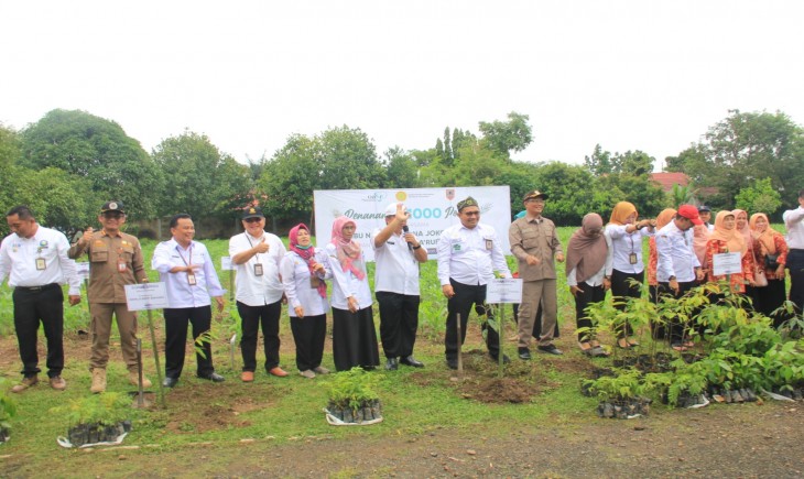 Foto : SMK-PPN Banjarbaru Kementerian Pertanian turut mensukseskan program Indonesia Hijau melalui penanaman serentak 1000 pohon yang dilakukan secara hybrid di 36 Provinsi .