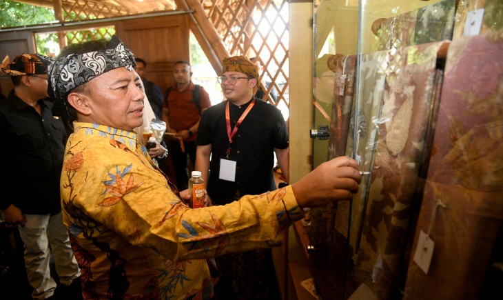 Sekda Jabar Herman Suryatman saat M Membuka Festival Gandrung Mulasara Panen Karya Tatanen di Bale Atikan Mandala Karsa, Kabupaten Purwakarta, Kamis (26/12/2024).