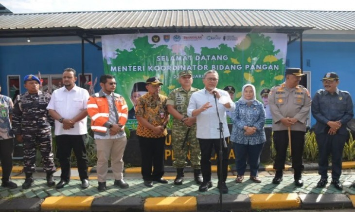 Menteri Koordinator Bidang Pangan Zulkifli Hasan (Zulhas) saat kunjungan kerja di fasilitas pengolahan sampah menjadi energi alternatif (refuse derived fuel/RDF) , Kabupaten Cilacap, Jawa Tengah, Jumat (23/1/2026).  (Foto : Pemkab Cilacap)