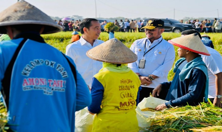 Foto : Presiden Jokowi Didampingi Mentan SYL Saat Menghadiri Panen Raya Padi di Ngawi.