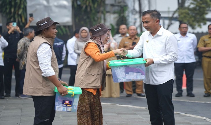 Pj Gubernur Jawa Barat, Bey Machmudin didampingi Pj Wali Kota Bogor, Hery Antasari melepas tim pemeriksaan hewan kurban se-Jawa Barat (Jabar) di Plaza Balai Kota Bogor. (Pemkot Bogor)