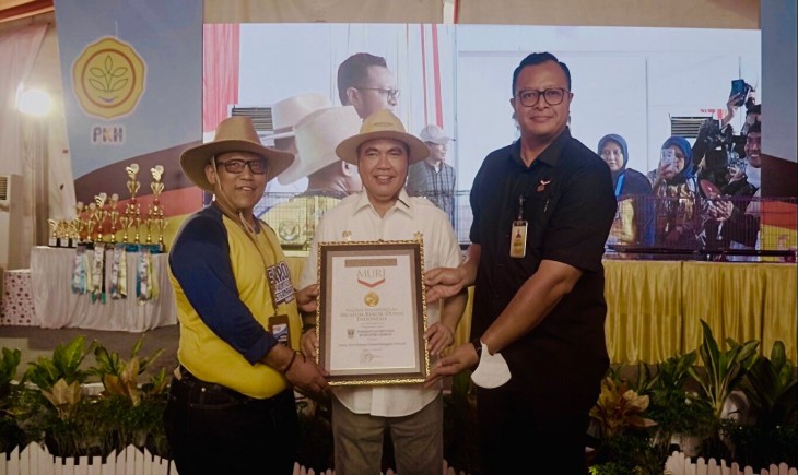 Penyerahan Piagam Penghargaan Rekor Dunia MURI pada Kegiatan PENAS ke XVI di Padang, Minggu (11/6). (Foto : Dok. Kementan)