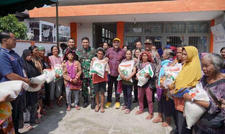 Warga Pakpak Sumatera Utara mendapatkan bantuan paket beras dari Kemensos. (Kemensos)
