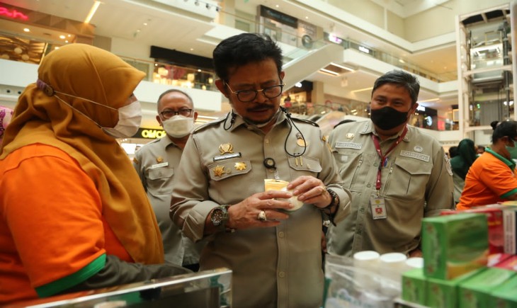 Foto : Mentan Saat Mengunjungi Pasar Tani Goes to Mall di Green Sedayu Mall.