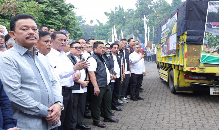 Mentan Amran saat melepaskan bantuan Kementan Peduli Bencana Aceh, Sumut, Sumbar di Kanpus Kementan, Kamis(4/12/25). (Foto: dok. Kementan)