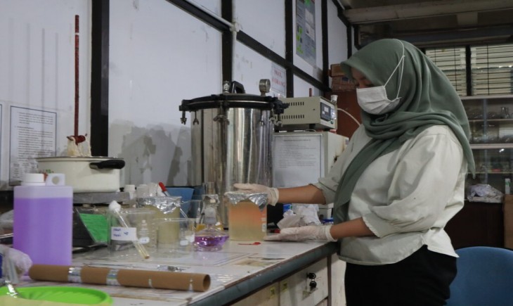 Mahasiswa KKN Abmas ITS sedang mempersiapkan bakteri di laboratorium Teknik Kimia ITS yang akan dicampurkan ke limbah air kelapa tua (its.ac.id)