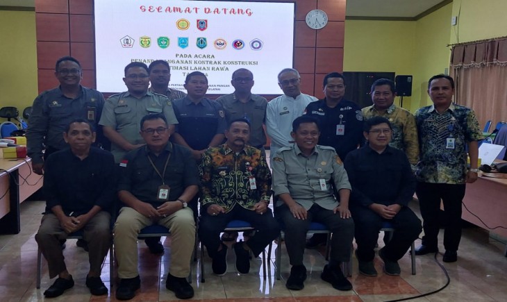 Penandatanganan berita acara penyelesaian Survei Investigasi Design (SID) dan kontrak konstruksi dengan Tim Konstruksi Politeknik Negeri Banjarmasin. (Foto: Dok. Kementan)