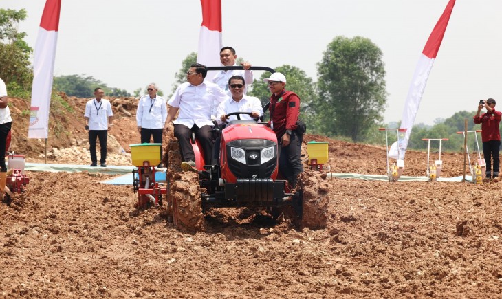 Mentan Amran Dampingi Wapres Gibran Tanam Jagung Serentak di Banten. (Foto: dok. Kementan)