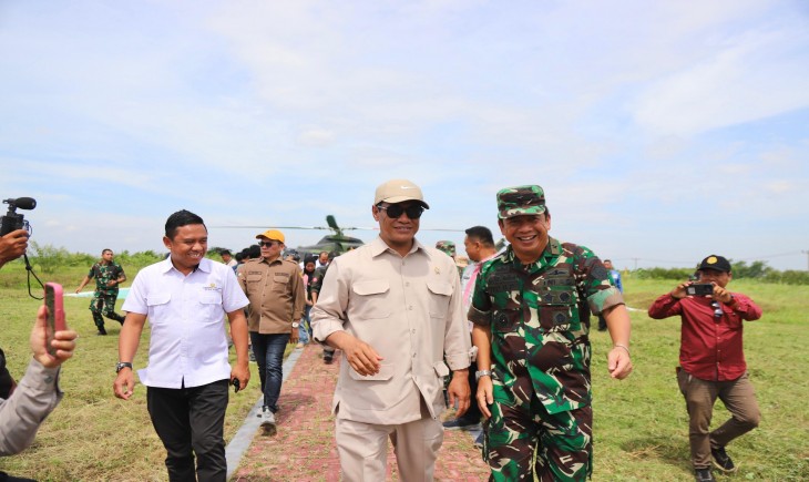Sehari Empat Propinsi, Demi Swasembada Mentan Amran Hanya Istirahat di Heli dan Pesawat. (Foto: Dok. Kementan)