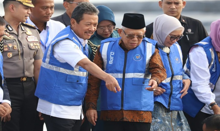 Wakil Presiden RI Ma'ruf Amin didampingi Menteri Kelautan dan Perikanan Sakti Wahyu Trenggono melakukan panen udang vannamei di lokasi Budidaya Udang Berbasis Kawasan (BUBK) di Kebumen (kkp.go.id)