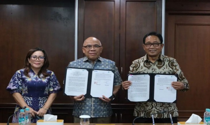 Direktur Utama Perum Bulog Wahyu Suparyono (tengah) dalam penandatanganan nota kesepahaman bersama dengan PT Rajawali Nusantara Indonesia di Jakarta, Jumat (24/1/2025). (Foto : Humas Bulog)