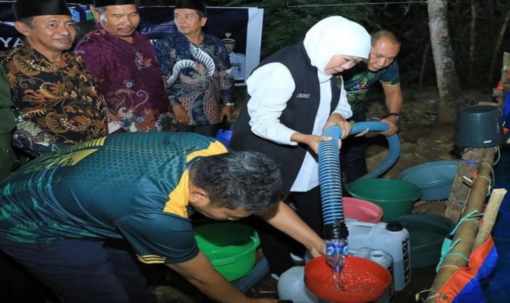 Gubernur Jawa Timur, Khofifah Indar Parawansa, Menyalurkan bantuan air bersih kepada warga yang terdampak kekeringan di Desa Pasrepan, Kec. Pasrepan, Kab. Pasuruan. (Ig khofifah.ip)