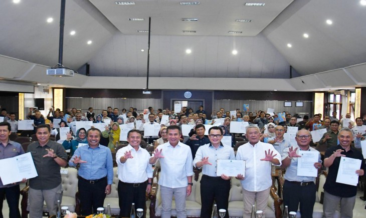 Penjabat Gubernur Bey Machmudin dan Sekda Herman Suryatman dalam  penandatanganan Pakta Integritas Pelayanan Pendidikan Pemda Provinsi Jabar di kantor Disdik Jabar, Selasa (12/11/2024). (yogi prayoga Dokpim Jabar)