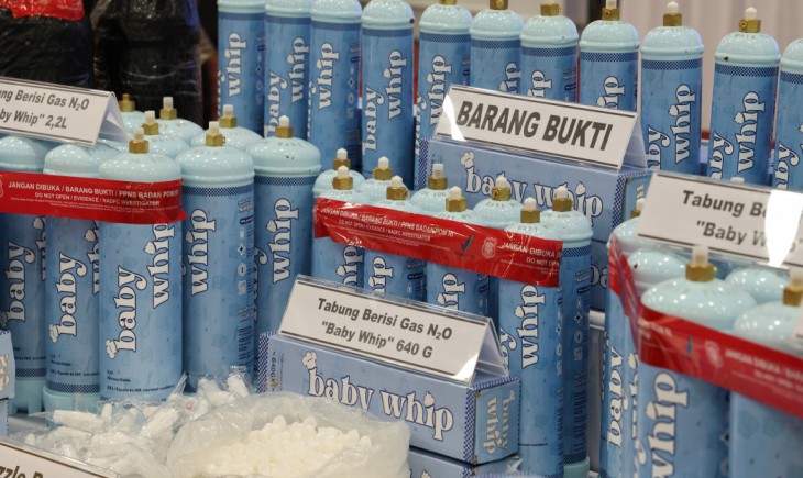 Gas yang dikenal sebagai “gas tertawa” dengan merek Baby Whip ditemukan di wilayah Cengkareng, Jakarta Barat, pada Kamis (2/4/2026). (Foto : BPOM)