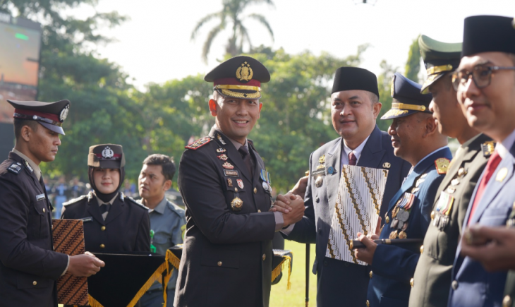 Foto: Bupati Bogor, Rudy Susmanto meraih penghargaan dari Kapolres Bogor pada upacara peringatan HUT Bhayangkara ke-79, di Lapangan Tegar Beriman, Cibinong, Selasa (1/7).
