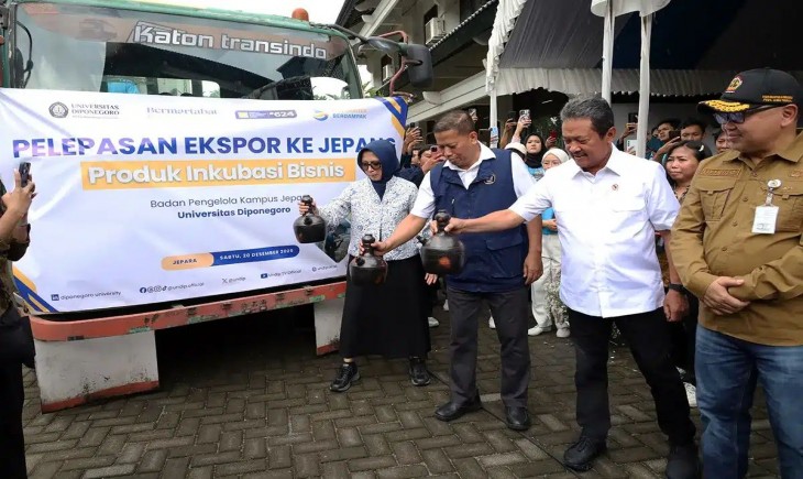 Menteri Kelautan dan Perikanan Republik Indonesia, Sakti Wahyu Trenggono saat pelepasan ekspor teri nasi ke Jepang yang dilakukan di Kampus UNDIP Jepara, Sabtu (20/12/2025). (Foto : undip.ac.id)