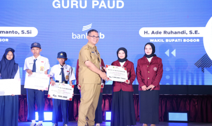 Foto: Sekda Ajat Rochmat Jatnika secara simbolis pada acara penandatanganan dukungan pakta integritas SPMB serta pemberian bantuan beasiswa siswa SMP swasta dan guru PAUD.