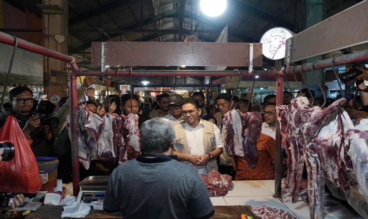 Menteri Perdagangan, Budi Santoso meninjau harga dan stok barang kebutuhan pokok (bapok) di Pasar Cihapit, Bandung, Jawa Barat, Kamis (20/11/2025). (Foto: Kementerian Perdagangan)