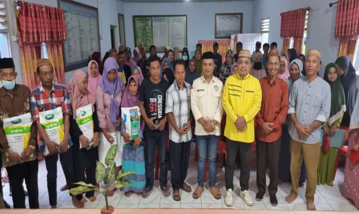 Wabup Gorontalo Berfoto bersama petani usai memberikan bantuan pupuk dan bibit jagung. (Foto : Humas Pemkab Gorontalo)