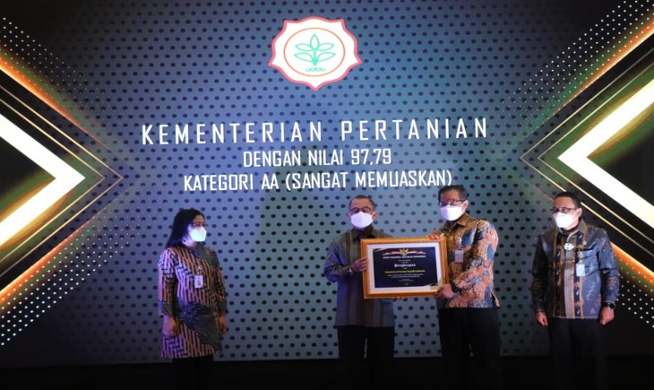 Foto : Kementan Raih Penghargaan Kategori AA 'Sangat Memuaskan' Tingkat Kementerian dari Arsip Nasional Republik Indonesia (ANRI) Pada Peringatan Hari Kearsipan ke-50.