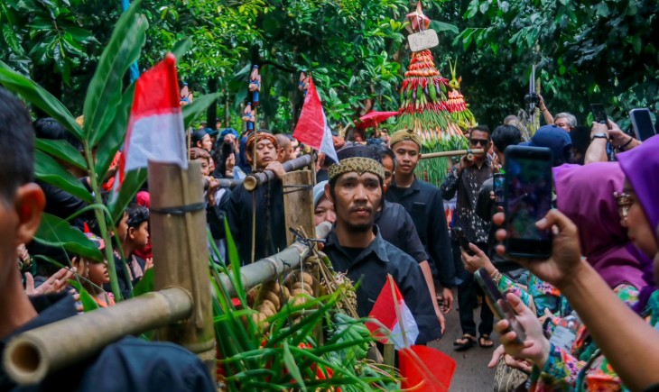 Sidekah Bumi Lembur Sawah dan Festival Jajanan Lembur di Mulyaharja, Kota Bogor