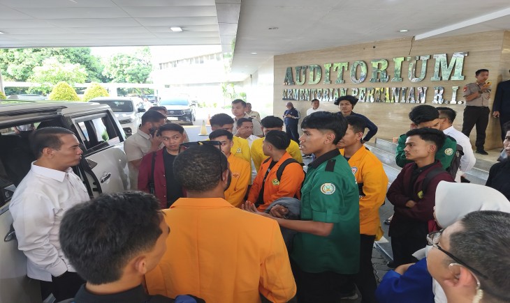 Mentan Amran Dengar Aspirasi Mahasiswa dan Beri Solusi Cepat di Lobi Kementan. (Foto: dok. Kementan)