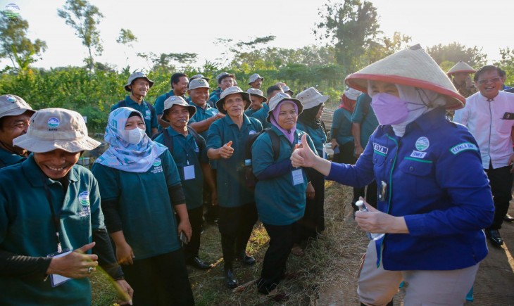 Kepala BMKG, Dwikorita Karnawati bersama para petani di Purworejo, Jawa Tengah dalam program Sekolah Lapang Iklim (SLI). (HUMAS BMKG)