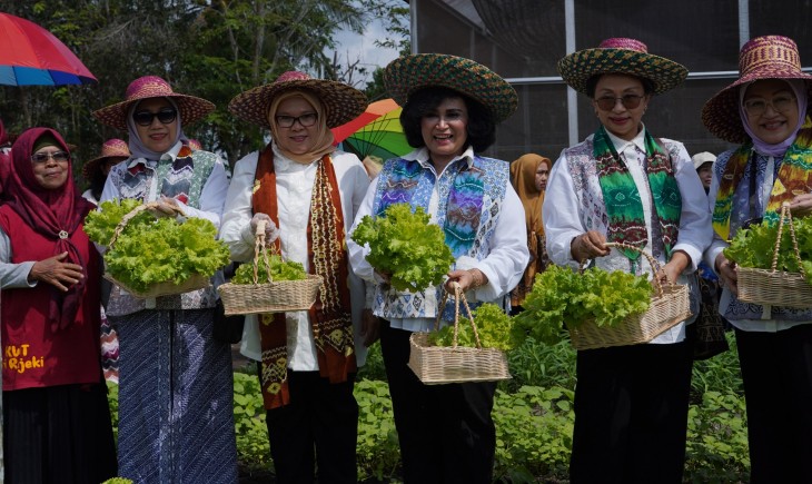 Bidang V OASE-KIM pada 17 November 2023 lalu melaksanakan bimbingan teknis dan peninjauan ke kelompok wanita tani (KWT) Sri Rejeki di Banjar Baru, salah satu KWT percontohan. (Dok. Kementan)