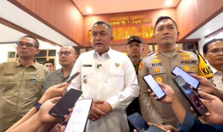 Foto: Bupati Bogor, Rudy Susmanto memastikan bahwa jalan Cinangneng-Tenjolaya atau Jalan Abdul Fatah, di Desa Cinangka, Ciampea akan diperbaiki tahun ini.