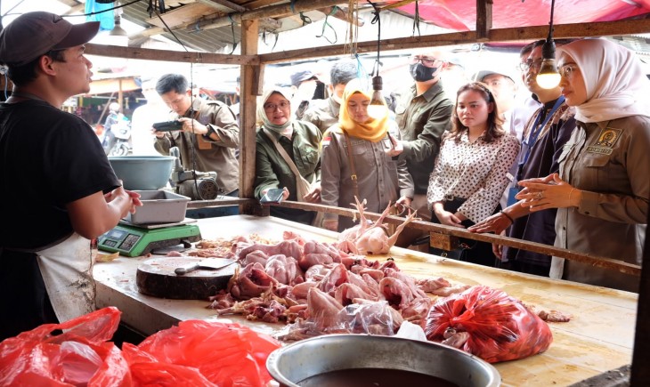 Foto :  Komisi IV DPR RI mengunjungi Pasar Induk Gede Bage Bandung untuk memastikan ketersediaan dan harga sejumlah bahan pangan pokok .
