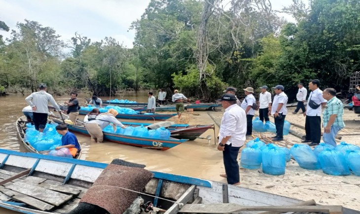 Populasi mulai menipis, Pemkot Palangka Raya lepas benih ikan lokal ke Danau Rigei. (Foto: Pemkot Palangka Raya)